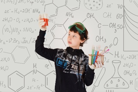 O Professor de Química whatsapp ensinará desde conceitos básicos e até temas avançados como: cálculo estequiométrico, tabela periódica, modelos atômicos, ligações químicas, eletroquímica, cinética química, termoquímica e química orgânica.